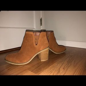 URABAN OUTFITTERS BROWN SUEDE BOOTIES